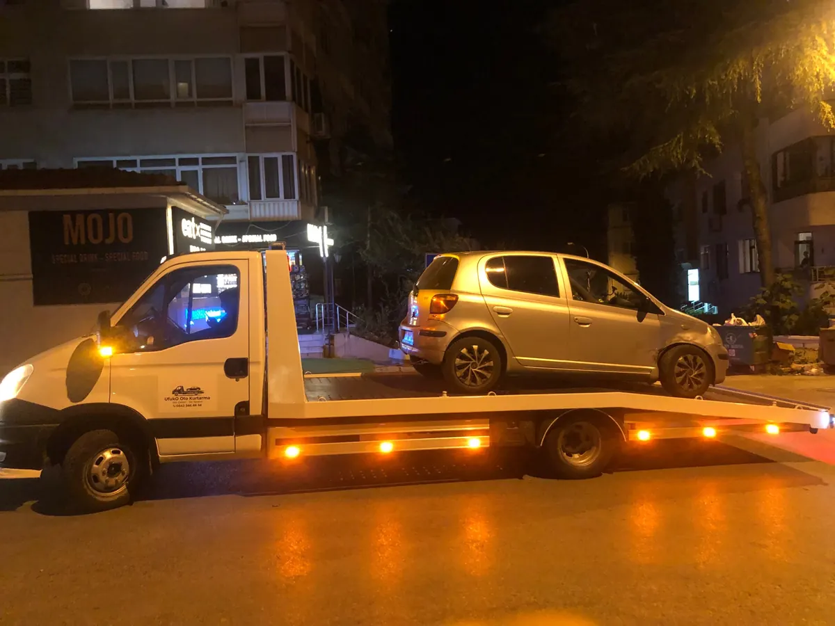 Gece yolda kalan gümüş aracın kayar kasa çekiciyle taşınması