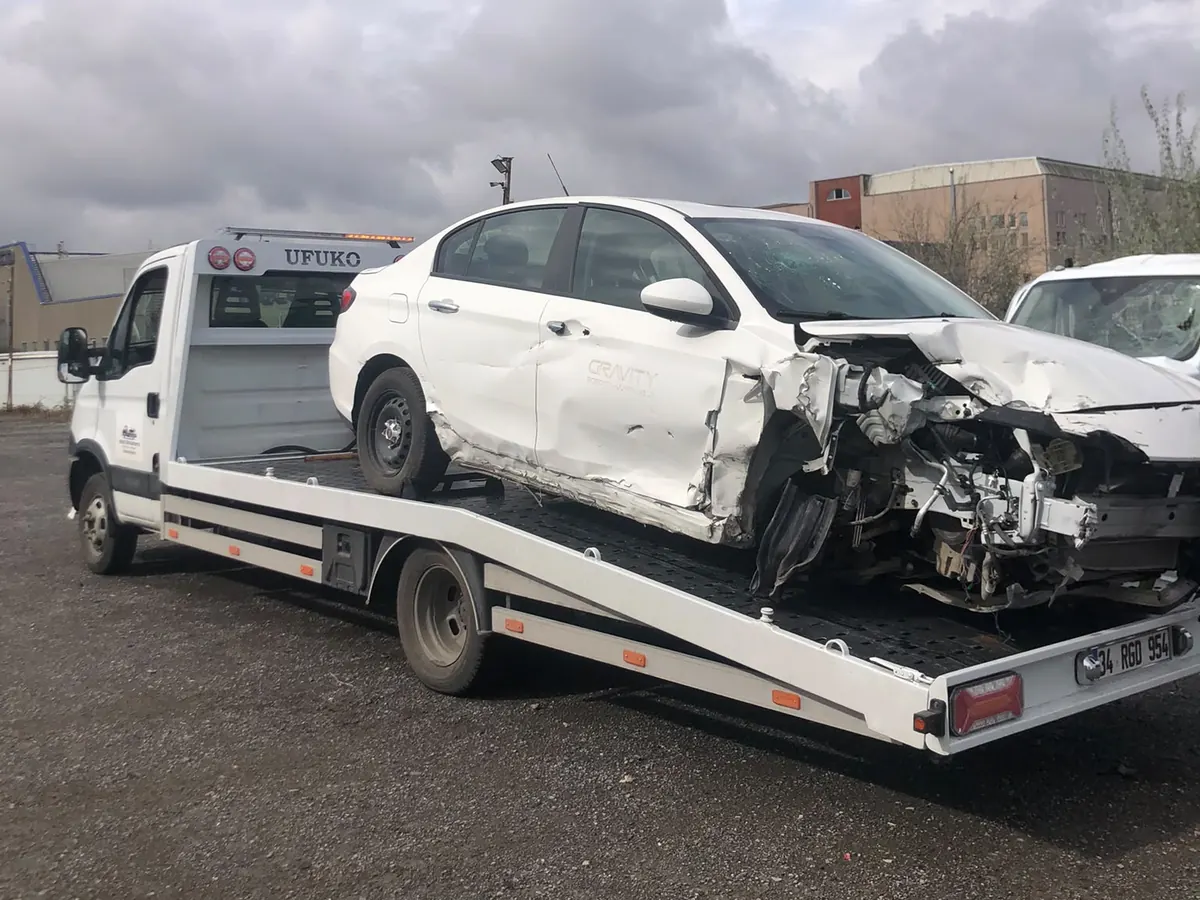 Ön tarafı kazada hasar görmüş aracın kayar kasa çekiciyle taşınması