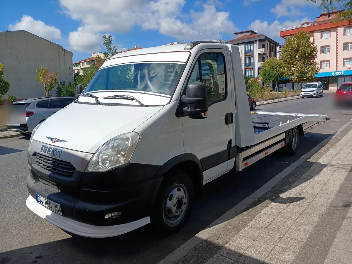 Ufuko Oto Kurtarma'nın beyaz Iveco Daily kayar kasa çekicisi